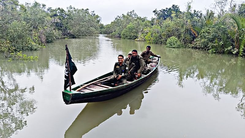 সুন্দরবন সুরক্ষায় টহল দিচ্ছেন বন বিভাগের কর্মীরা। আজ শুক্রবার সকালে শাকবাড়িয়া টহল ফাঁড়ি এলাকায়